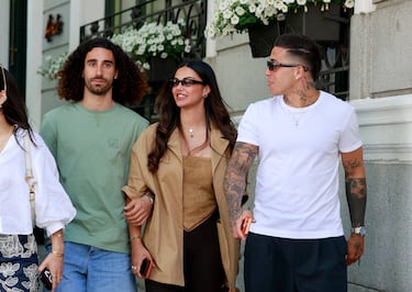 Marc Cucurella, Claudia Rodríguez, Enzo Fernández, João Pedro y su pareja, Khadije Skandar, pasean por las calles de la Madrid.