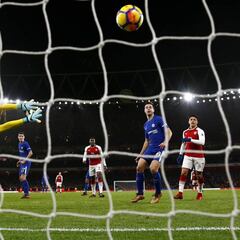 Bellerín salvó un punto para el Arsenal y Morata perdonó