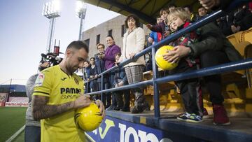 Alcácer firmando autógrafos en Vila-real.