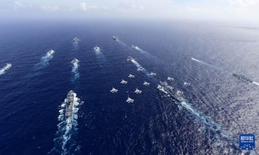 Dos gigantes de la guerra chinos se enfrentan entre sí en mitad del Pacífico en un aviso al resto del mundo