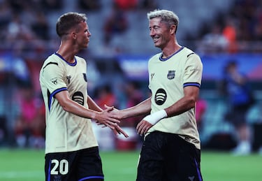 Robert Lewandowski anotó el primer gol del partido. En la imagen, recibe la felicitación de Dani Olmo.
