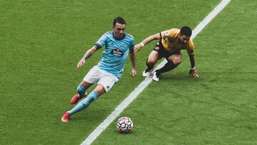 Iago Aspas conduce el bal&oacute;n durante el partido contra el Wolverhampton.