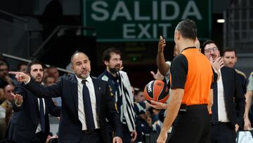 MADRID, 09/11/2023.- El entrenador del Real Madrid Chus Mateo durante el partido de Euroliga de baloncesto que disputan el Real Madrid y Virtus Bologna este jueves en el Wizink Center de Madrid. EFE/Mariscal