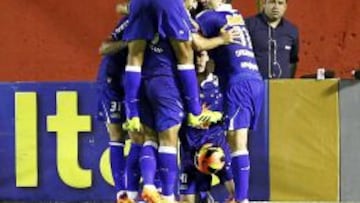 Los jugadores del Cruzeiro celebran uno de los goles que anotaron hoy.