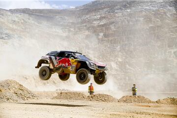 Stephane Peterhansel de Francia en acción durante un showrun en Erzberg Rodeo Hare Scramble.