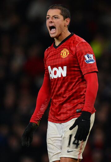 Heredo el carisma de su padre, aunque su carrera es mucho m¨¢s dilatada. Ahora en el West Ham, al que ha llegado como uno de los flamantes fichajes tras dos buenas temporadas en el Bayer Leverkusen, Chicharito se hizo un nombre en el Manchester United. Pese a no llegar a ser un titular indiscutible en ninguna de las seis temporadas que estuvo en el club, se destac¨® como un aut¨¦ntico revulsivo de partidos al anotar en momentos claves para el equipo cuando saltaba como suplente.
