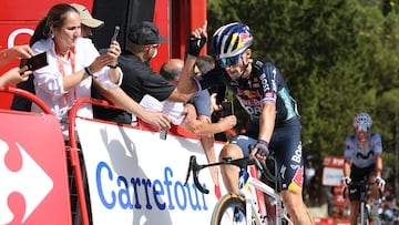 Primoz Roglic celebra su victoria por delante de Enric Mas en la meta de Cazorla.