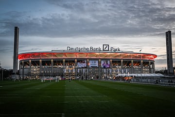 El Frankfurt Arena es el estadio donde juega el  Eintracht y tiene capacidad para 47.000 espectadores.