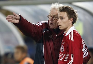 Con 18 años Eriksen fue convocado para disputar el Mundial de Fútbol de 2010 siendo el jugador más joven del equipo y del Mundial. En la imagen junto a Morten Olsen, seleccionador de Dinamarca.