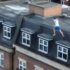 Un adolescente se juega la vida saltando por los tejados durante el confinamiento