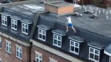 Un joven adolescente se juega la vida practicando parkour durante el confinamiento por coronavirus por los tejados de su casa en Reino Unido. 