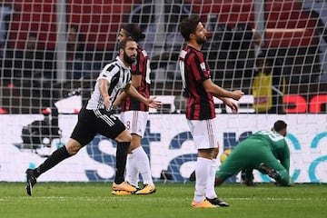 Juventus' forward Gonzalo Higuain from Argentina (L) celebrates after scoring during the Italian Serie A football match AC Milan Vs Juventus on October 28, 2017 at the 'Giuseppe Meazza' Stadium in Milan.