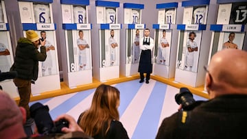 Cada uno de estos vestuarios individuales, con foto, nombre y la taquilla del jugador, comenzará la subasta en 10.000 libras (13.000 euros).