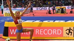 Todos los focos están sobre ella. La atleta venezolana Yulimar Rojas viene de batir dos récords del mundo en triple salto, su especialidad, en menos de un año. Ya en los Juegos Olímpicos de Tokio 2020 logró saltar 15.67 metros, pero la cosa no quedó ahí. En el Campeonato del Mundo de pista cubierta 2022, no solo se hizo con su tercer mundial indoor, sino que batió ese mismo récord, dejándolo en 15.74 metros. ¿Conseguirá batirlo en este Campeonato del Mundo?