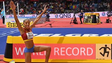 Todos los focos est¨¢n sobre ella. La atleta venezolana Yulimar Rojas viene de batir dos r¨¦cords del mundo en triple salto, su especialidad, en menos de un a?o. Ya en los Juegos Ol¨ªmpicos de Tokio 2020 logr¨® saltar 15.67 metros, pero la cosa no qued¨® ah¨ª. En el Campeonato del Mundo de pista cubierta 2022, no solo se hizo con su tercer mundial indoor, sino que bati¨® ese mismo r¨¦cord, dej¨¢ndolo en 15.74 metros. ?Conseguir¨¢ batirlo en este Campeonato del Mundo?