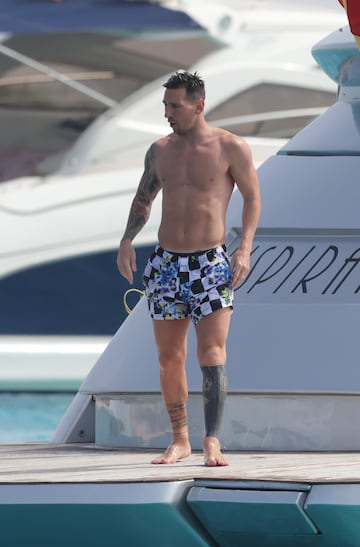 Leo Messi, Luis Su¨¢rez y Cesc F¨¢bregas han disfrutado de un d¨ªa en barco por la costa de Ibiza. Los tres jugadores se encuentran de vacaciones antes de la vuelta al trabajo.