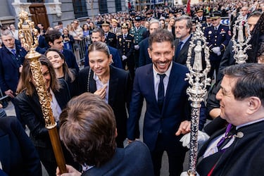 Diego Pablo Simeone y su mujer Carla Pereyra durante la procesión de Jesús Nazareno de Medinaceli durante el Viernes Santo.