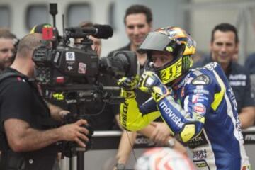Valentino Rossi celebra la tercera posición en los entrenamientos de calificación para la carrera GP de Malasia.