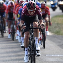 Luke Rowe regala una bici a un médico galés al que le robaron la suya