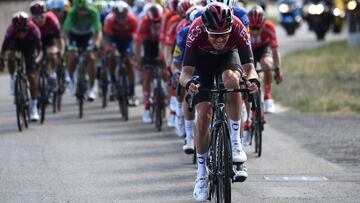 El ciclista británico del Ineos Luke Rowe lidera el pelotón en el Tour de Francia.