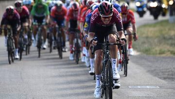 El ciclista brit&aacute;nico del Ineos Luke Rowe lidera el pelot&oacute;n en el Tour de Francia.