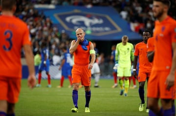 La Naranja Mecánica, después de no asistir a al EURO 2016, también podría quedar fuera Rusia 2018 y ya no depende de sí misma para el boleto. Marcha tercera del Grupo A con 13 puntos, liderado por Francia con 17. El rival a vencer es Suecia, de quien necesita una derrota antes de encontrarse en la última fecha del sector, además de ganar su próximo juego.