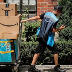 Baja las escaleras de una comunidad de vecinos y se encuentra una escena nunca vista en el portal: “Cada vez veo cosas más raras”