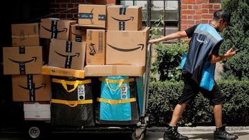 Baja las escaleras de una comunidad de vecinos y se encuentra una escena nunca vista en el portal: “Cada vez veo cosas más raras”