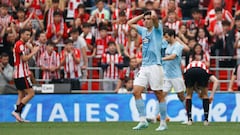 El centrocampista del Celta Gabri Veiga lamenta una ocasión durante el partido de LaLiga Santander de la jornada 35 entre el Athletic Club de Bilbao y el RC Celta de Vigo celebrado este sábado en el estadio de San Mamés, en Bilbao.