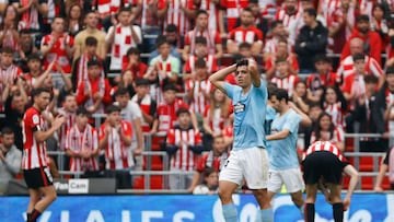 El centrocampista del Celta Gabri Veiga lamenta una ocasi¨®n durante el partido de LaLiga Santander de la jornada 35 entre el Athletic Club de Bilbao y el RC Celta de Vigo celebrado este s¨¢bado en el estadio de San Mam¨¦s, en Bilbao.