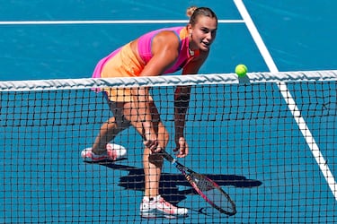 Aryna Sabalenka se deshizo de la joven estadounidense de 18 años Iva Jovic por un contundente 6-3 y 6-0 en cuartos de final del Abierto de Australia. La bielorrusa protagonizó puntos de gran belleza, como este en el que subió hasta la misma red para seguir con la mirada una espectacular dejada hasta asegurarse de que la bola llegó a su destino.