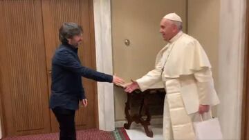 Jordi &Eacute;vole saludando al papa Francisco.