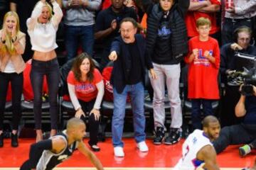 El actor Billy Crystal presenció el segundo encuentro de primera ronda entre Los Angeles Clippers y los San Antonio Spurs.