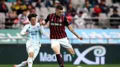 Osmar Ib&aacute;&ntilde;ez, futbolista espa&ntilde;ol del FC Seoul surcoreano, durante un partido de K League, la Primera Divisi&oacute;n de Corea del Sur.