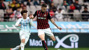 Osmar Ib&aacute;&ntilde;ez, futbolista espa&ntilde;ol del FC Seoul surcoreano, durante un partido de K League, la Primera Divisi&oacute;n de Corea del Sur.