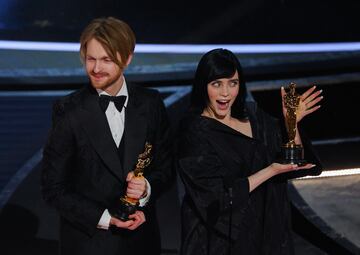 Billie Eilish y Finneas O'Connell con el Oscar a mejor canción por No Time to Die.