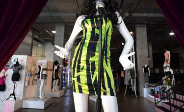 Subastan el vestido que Amy Winehouse luci車 en su 迆ltimo concierto