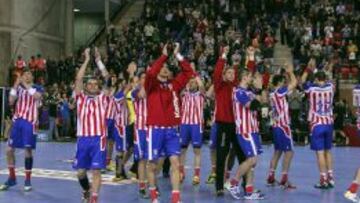 Los jugadores del Atlético de Madrid celebran el pase a la final de la XXXVIII Copa del Rey en el Palacio de los Deportes de Logroño.