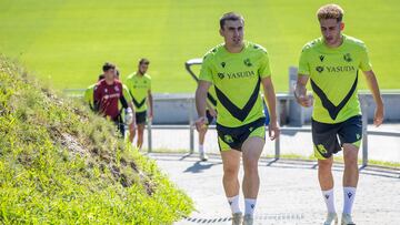 SAN SEBASTIÁN, 11/07/2024.- Los jugadores de la Real Sociedad Ander Barrenetxea y Robert Navarro momentos antes del entrenamiento que ha arrancado la pretemporada este jueves en el campo de Zubieta de San Sebastián. EFE/ Javier Etxezarreta