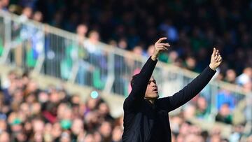 Luis Enrique gesticula en el Benito Villamarín.