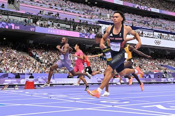 Se empieza a calentar la jornada en los 100 metros masculinos. Llega la primera eliminatoria que baja de 10 segundos con Louis Hinchliffe corriendo en 9,98. 

El británico le ganó su serie a una de las estrellas, Noah Lyles. El estadounidense falló en la salida, pero ha firmado un 10,04 que le vale para pasar de ronda.