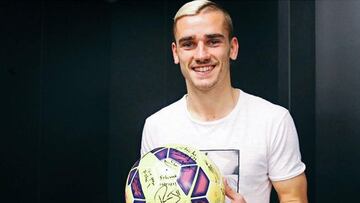 Griezmann posa con el balón del hat trick de San Mamés