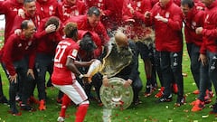 MUNICH, GERMANY - MAY 14:  Head coach Josep Guardiola (C) of Bayern Muenchen is poured beer by David Alaba while celebrating Bundesliga champions with staffs after the Bundesliga match between FC Bayern Muenchen and Hannover 96 at Allianz Arena on May 14, 2016 in Munich, Germany.  (Photo by Dean Mouhtaropoulos/Bongarts/Getty Images)