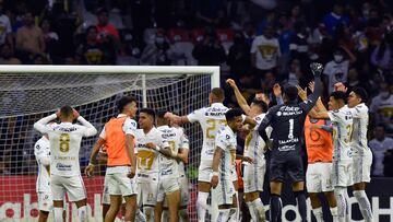 Pumas's players celebrate after defeating Cruz Azul during their second leg semi-final CONCACAF Champions League football match at Azteca stadium in Mexico City, April 12, 2022. (Photo by ALFREDO ESTRELLA / AFP)