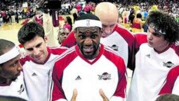<b>CONCIENCIADO. </b>LeBron arenga a sus compañeros antes del partido.