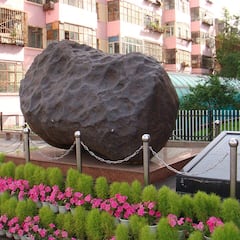 Rusia investiga si un meteorito de 2,8 toneladas fue introducido como adorno de jardín en Reino Unido: “De importancia estratégica”