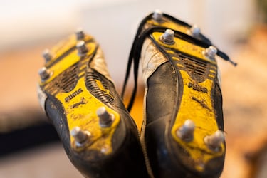Las m¨ªticas botas Puma que calzaba Cunningham, a¨²n con c¨¦sped del Santiago Bernab¨¦u entre los tacos.