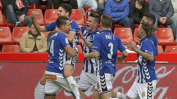GRA252. GIJÓN, 05/02/2017.- El delantero del Deportivo Alavés Ruben Sobrino (2i) celebra con sus compañeros su gol marcado al Sporting de Gijón en el partido correspondiente a la vigésima primera jornada de LaLiga Santander disputado esta tarde en el estadio El Molinón. EFE/Alberto Morante