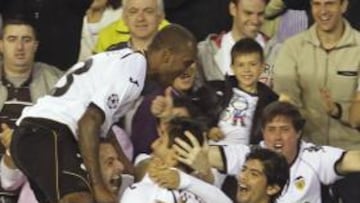 <b>DELIRIO EN MESTALLA. </b>Los jugadores del Valencia celebran efusivamente un triunfo que mantiene intactas sus opciones en Champions.