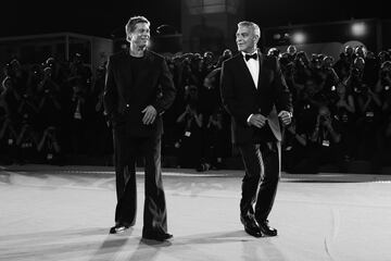 Brad Pitt y George Clooney asisten a la alfombra roja de "Los lobos" durante el 81.° Festival Internacional de Cine de Venecia el 1 de septiembre de 2024 en Venecia, Italia.